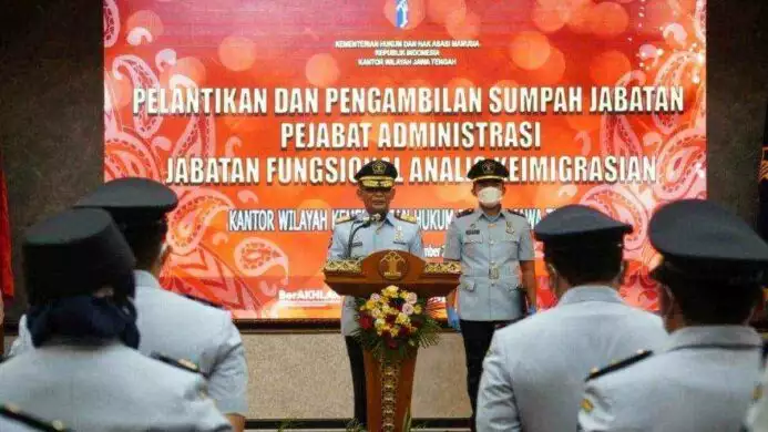 kakanwil lantik dan ambil sumpah 28 pejabat administrasi 1 pejabat fungsional