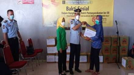 Kalapas Kelas IIA Karanganyar serahkan Bantuan Sosial