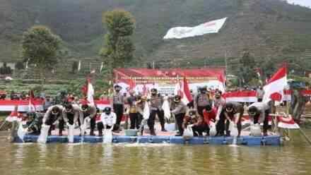 Kapolda Jateng Kunjungi Wonosobo, Panen Kentang dan Tabur Benih Ikan
