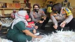 Dalam Rangka Menjelang HAri Polwan, Kapolres Tegal Jalin Kebersamaan Dengan Pengrajin Shuttlecock