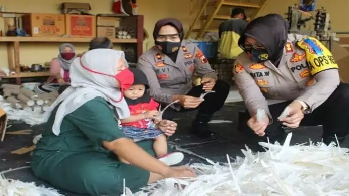 kapolres tegal jalin kaebersamaan dengan ibu ibu