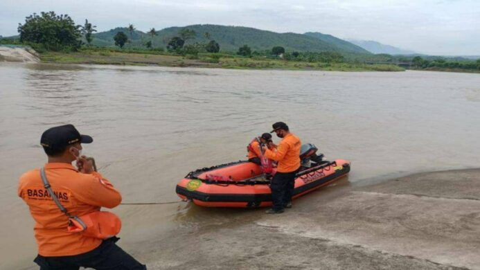 kondisi arus dan debit air menjadi kendala TIM SAR pada pencarian korban terseret arus sungai Pemali Brebes di hari ke 2