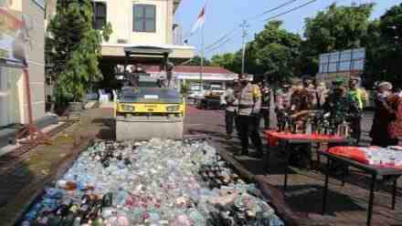 Polres Banjarnegara Musnahkan Ribuan Mercon dan Miras
