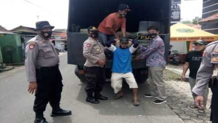 Satu Truk Semen Diserahkan Kapolresta Banyumas Kepada Korban Bencana Alam