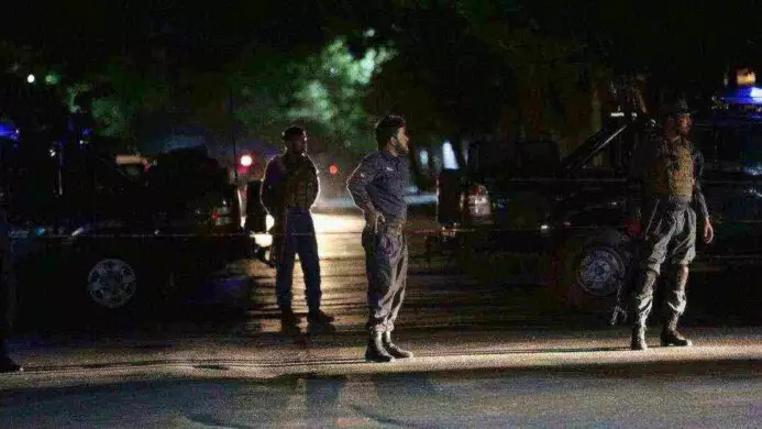 polisi afghanistan berjaga paska pemboman masjid di kabul