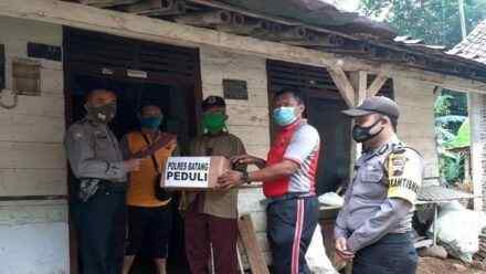 Polres Batang Bagikan Paket Sembako untuk Kaum Duafa