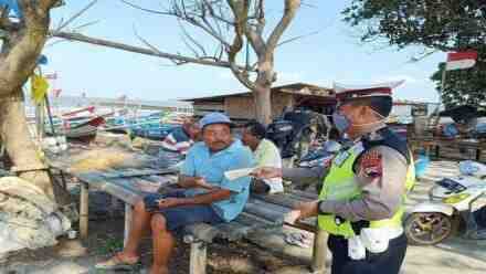 Sasar Tempat Wisata, Polres Cilacap Berikan Himbauan Protokol Kesehatan dan Bagikan Masker