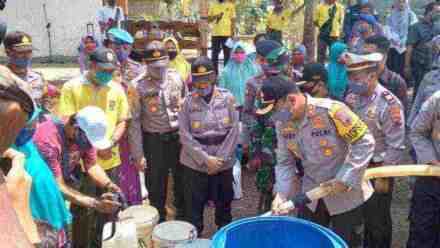 Wujud Kepedulian Polres Cilacap Terhadap Masyarakat, Air Bersih Disalurkan di Jeruklegi