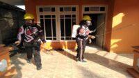 Polwan Polres Pati Gelar Penyemprotan Disinfektan dan Baksos dengan Mengendarai Sepeda Ontel
