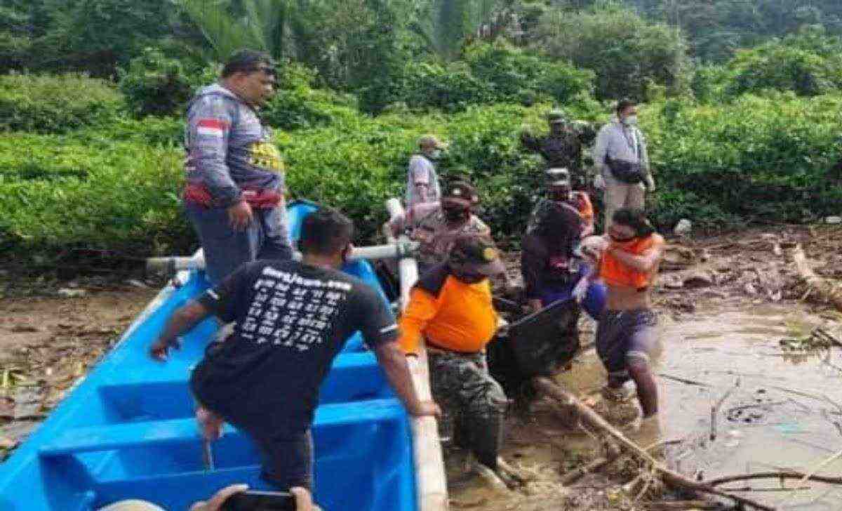 proses evakuasi jasad wanita di Segara Anakan Kampung Laut Cilacap