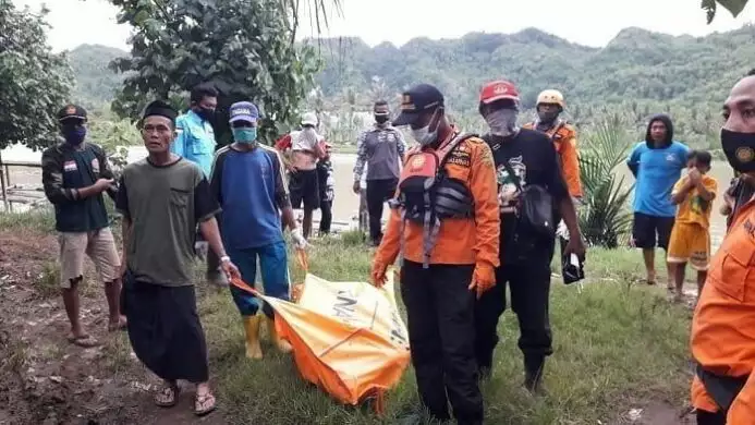 proses evakuasi korban tenggelam di kaligatel banyumas