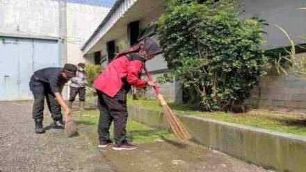 Sambut Hari Bhakti Pemasyarakatan Ke-58 Dengan Gotong Royong Membersihkan Lingkungan Lapas