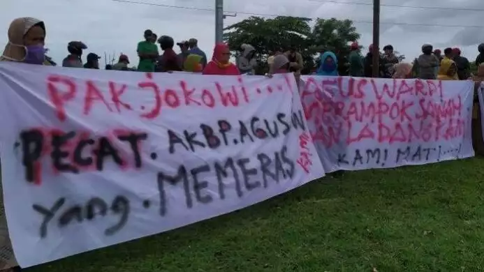 spanduk terkait pemerasan oknum polisi