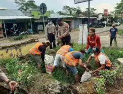 Nah kan, Mawinan Nggak Pakai Masker, Warga di Kendal ini Disuruh Bersihkan Gorong-Gorong