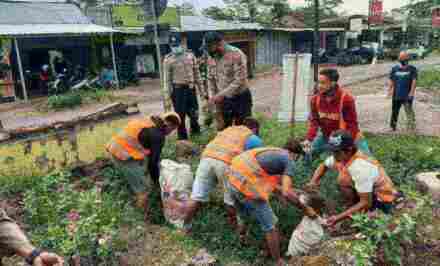 Nah kan, Mawinan Nggak Pakai Masker, Warga di Kendal ini Disuruh Bersihkan Gorong-Gorong