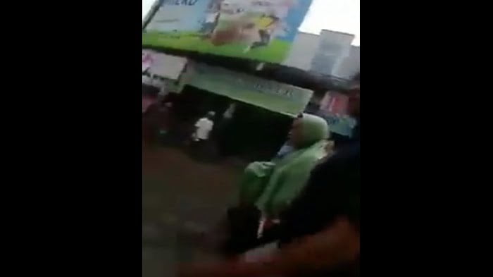 tangkapan layar video seorang ibu ditangkap warga di mandiraja banjarnegara lantaran mencopet