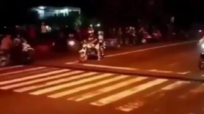 tangkapan layar video viral detik detik kecelakaan di balapan liar