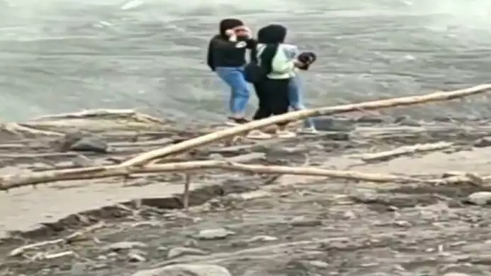 tangkapan layar video viral remaja wanita selfie setelah gunung semeru erupsi