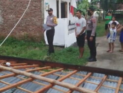 Terhempas Angin Kencang, Sebuah Atap Rumah Milik Warga di Purbalingga Lepas