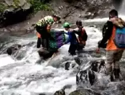 Tim SAR Gabungan Berhasil Evakuasi Mayat Pria yang Tenggelam di Curug Cisoreng Brebes