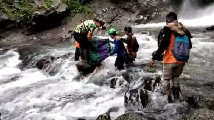 tim sar gabungan evakuasi mayat pria yang tenggelam di curug ci soreng