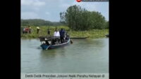 Video Detik-detik Presiden Jokowi Menaiki Perahu Rakyat dan Sapa Warga