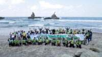 Pertamina Bersih-bersih Pantai Permisan Cilacap