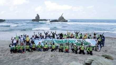 Pertamina Bersih-bersih Pantai Permisan Cilacap